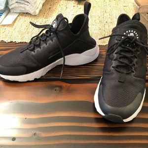 Black Nike Air Huarache